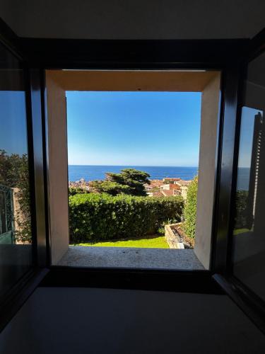 a window view of the ocean from a house at Casa Li Cossi vicino al mare in Costa Paradiso