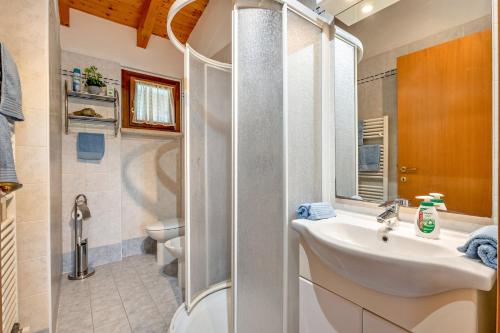 a bathroom with a sink and a shower at residence la corte near Gardaland in Castelnuovo del Garda