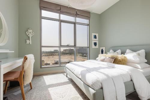 Postel nebo postele na pokoji v ubytování Luxurious Dubai Hills with balcony park view