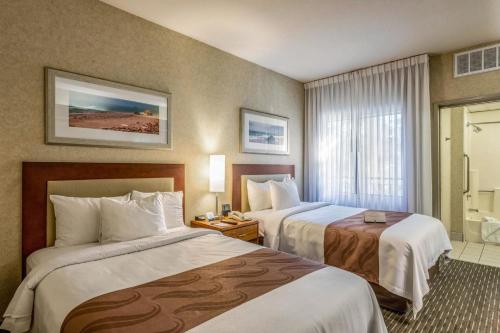 una camera d'albergo con due letti e una finestra di Quality Suites Downtown San Luis Obispo a San Luis Obispo