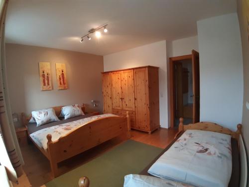 ein Schlafzimmer mit einem Bett und einer Kommode in der Unterkunft HOCHFICHTBLICK Apartments in Ulrichsberg