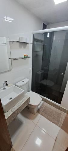 uma casa de banho com um WC, um lavatório e um chuveiro em Apto a 300mt da Praia do Forte, Cabo Frio. RJ. em Cabo Frio