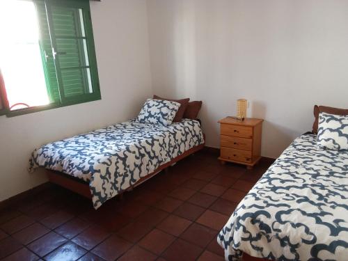 カレタ・デ・ファマラにあるFamarabeachのベッドルーム1室(ベッド2台、窓付)