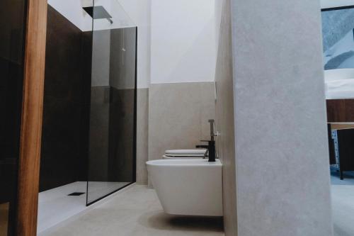 Un baño de al 22 Suite & Spa Luxury Experience