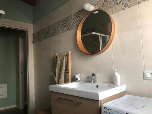 a bathroom with a sink and a mirror at Il nido dello scricciolo in Rivanazzano