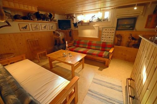 JockにあるOverkalix Holiday Home with Saunaのソファとテーブルのあるリビングルーム