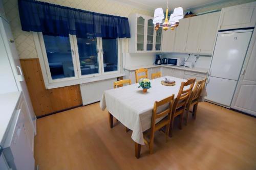 Overkalix Holiday Home with Saunaにあるキッチンまたは簡易キッチン
