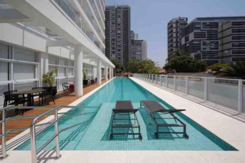 a swimming pool on the roof of a building at Apartamento Brooklin, próximo ao metrô Campo Belo in São Paulo