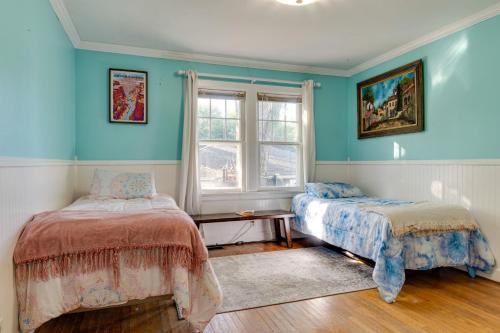 1 dormitorio con 2 camas y ventana en Family-Friendly Fortville Rental Home with Fire Pit!, en Fortville