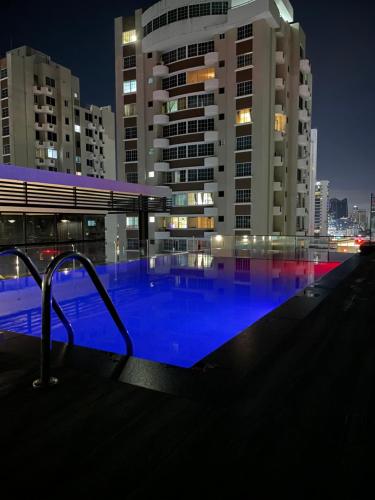 una piscina de agua azul frente a los edificios en Altazona - Living 73, en Panamá