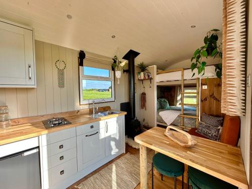 uma cozinha e área de jantar de uma pequena casa em Bain View Glamping em Horncastle