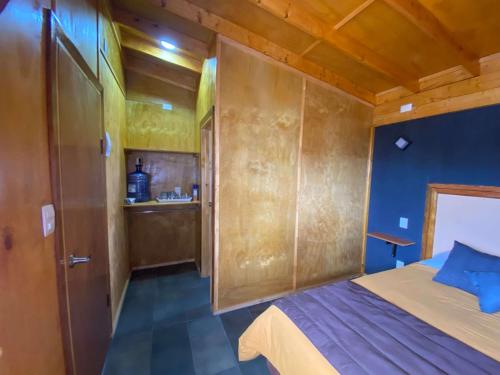 Ένα ή περισσότερα κρεβάτια σε δωμάτιο στο Cabaña Dormitorio - Estacionamiento Wifi