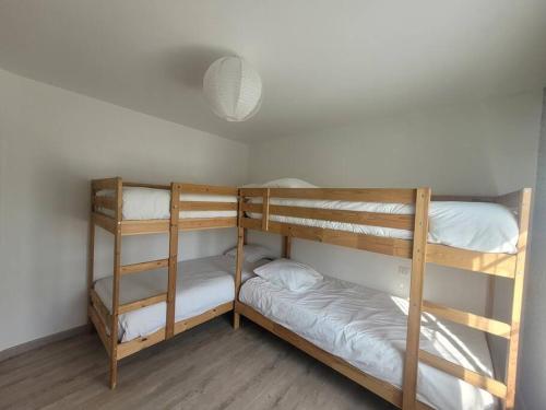 Двухъярусная кровать или двухъярусные кровати в номере Les Bruyères Maison au calme avec piscine chauffée