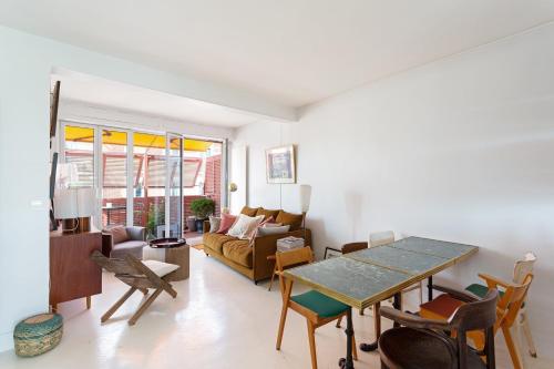 un salon avec un canapé et une table dans l'établissement GuestReady - Charmant Apt. près du Sacré-Cœur, à Paris
