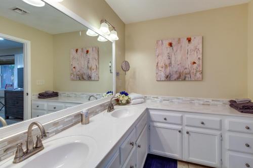 Ένα μπάνιο στο Dog-Friendly Home on Pinetop Lakes Course!