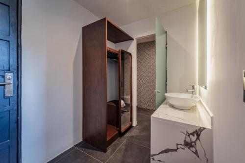a bathroom with a sink and a mirror at Hotel Mexico, Merida in Mérida