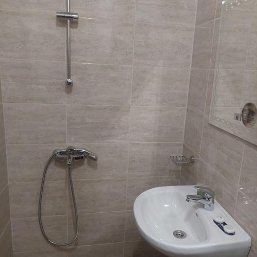 W łazience znajduje się prysznic i umywalka. w obiekcie Guest Rooms Didka w mieście Kopriwsztica