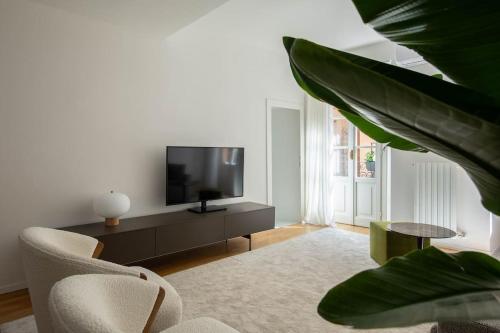 sala de estar con TV y planta en La Vacanza Bellagio, en Bellagio