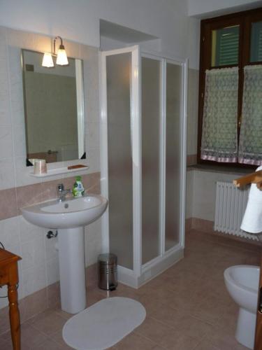 a bathroom with a sink and a toilet at Casa Tavasso in Asti