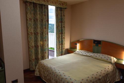ラゴネグロにあるHotel San Nicolaのベッドルーム1室(ベッド1台、大きな窓付)