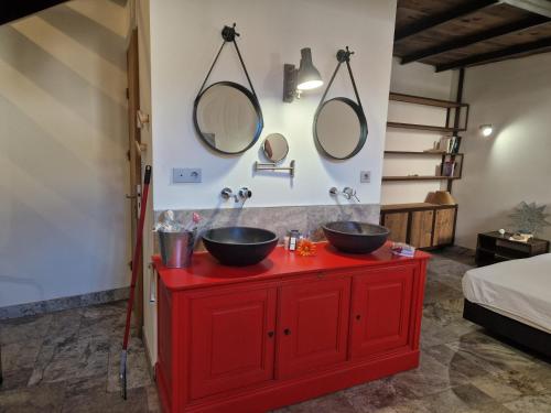 La salle de bains est pourvue de 2 lavabos et de 2 miroirs sur le mur. dans l'établissement Maison d'Eon, à Salon-de-Provence