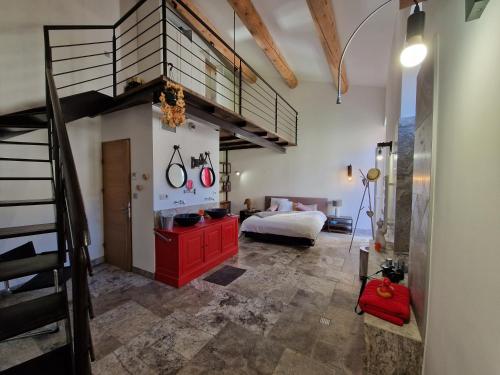 - une chambre avec un lit et une armoire rouge dans l'établissement Maison d'Eon, à Salon-de-Provence