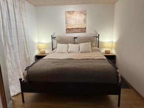 1 dormitorio con 1 cama grande y 2 lámparas en Besoin d'un séjour Détente & Tranquillité avec une vue panoramique ?, en Châtillon
