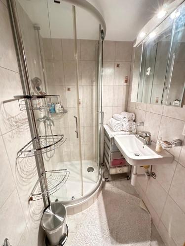 y baño con ducha y lavamanos. en Besoin d'un séjour Détente & Tranquillité avec une vue panoramique ?, en Châtillon