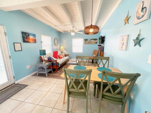 Area soggiorno di Cozy Canaveral Cottages