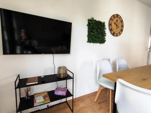 TV a/nebo společenská místnost v ubytování BohnApartments Bechstein - sehr ruhig - 3 Schlafzimmer - Balkon - Stellplätze- WLAN - Vollausstattung