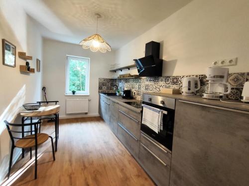 Kuchyň nebo kuchyňský kout v ubytování BohnApartments Bechstein - sehr ruhig - 3 Schlafzimmer - Balkon - Stellplätze- WLAN - Vollausstattung