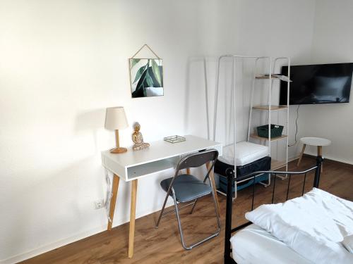 TV a/nebo společenská místnost v ubytování BohnApartments Bechstein - sehr ruhig - 3 Schlafzimmer - Balkon - Stellplätze- WLAN - Vollausstattung