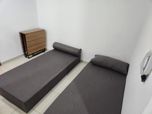 Schlafzimmer mit einem schwarzen Bett und einem Holzschrank in der Unterkunft Rooftop 402: cobertura de um quarto no centro in Sete Lagoas