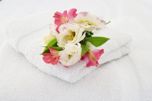 un ramo de flores sentado en una toalla blanca en Cosy self-contained flat in Kirriemuir, en Kirriemuir