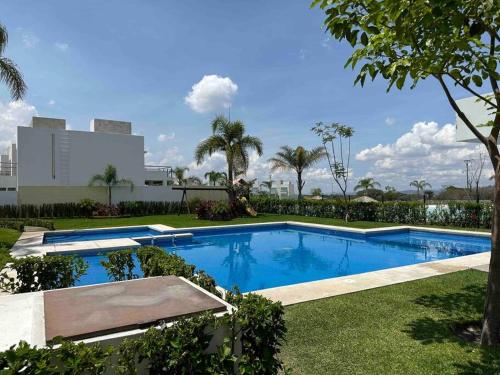 uma piscina no meio de um quintal em ¡Date un break del estrés! em Oaxtepec