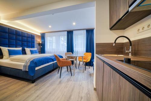 a hotel room with a bed and a table at Zentrum Hotel Stade in Stade
