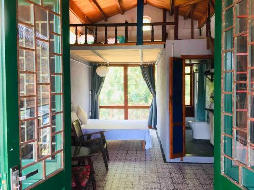 um quarto com um beliche e uma janela em Chez Phuong Cat Ba -Private entire house em Ilha de Cát Bà