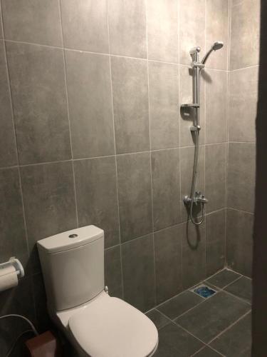 y baño con aseo y ducha. en Best otel en Sandıklı