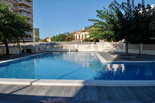 Una gran piscina azul en una ciudad. en Apartamento Benicasim 1ª línea de playa, en Benicàssim