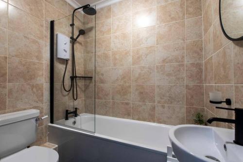 Ένα μπάνιο στο Georgian House Garden Apartment