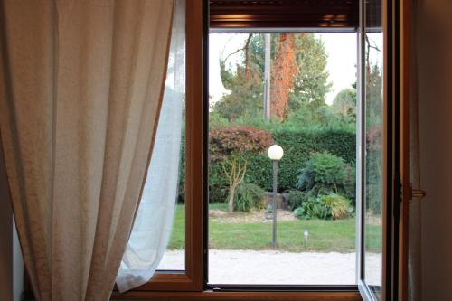 an open window with a view of a garden at B&B Ca' Teonghio in Orgiano