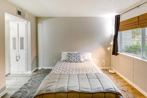 Postel nebo postele na pokoji v ubytování 3 Mi to Dtwn Austin Pet-Friendly Condo with Pool