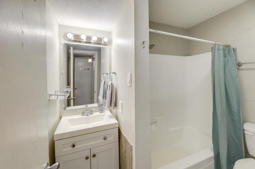 Koupelna v ubytování 3 Mi to Dtwn Austin Pet-Friendly Condo with Pool