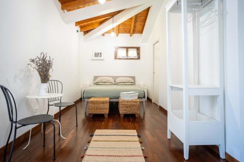 1 dormitorio con 1 cama, mesa y sillas en G&B suite en Castelnuovo di Porto