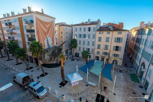 una vista aerea di una strada cittadina con edifici di Budgetbnb 35, Sur les toits de Toulon a Tolone