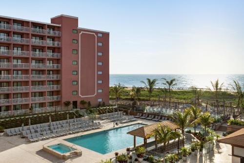 una vista aérea del complejo con una piscina y el océano en Holiday Inn Ocean City, an IHG Hotel, en Ocean City