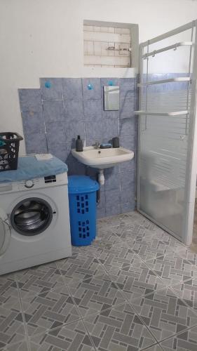 La salle de bains est pourvue d'un lave-linge et d'un lavabo. dans l'établissement les héritiers, à Trois-Rivières
