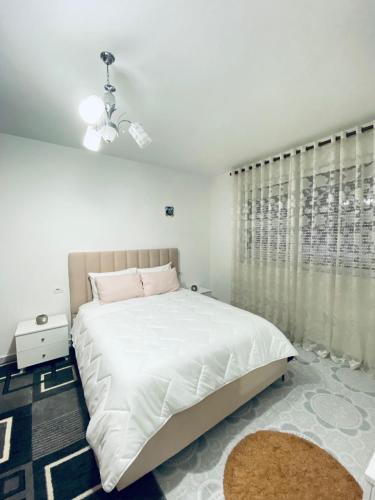 Un pat sau paturi într-o cameră la Armand’s Home