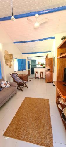 ein Wohnzimmer mit Sofa und Tisch in der Unterkunft Canto do Moreira Corumbau in Corumbau