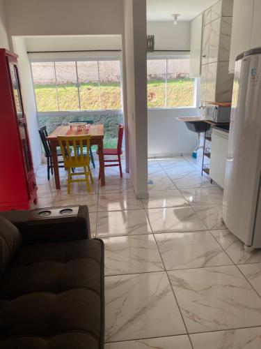 a kitchen and dining room with a table and chairs at Apart. Bela Vista in Pôrto Ferreira